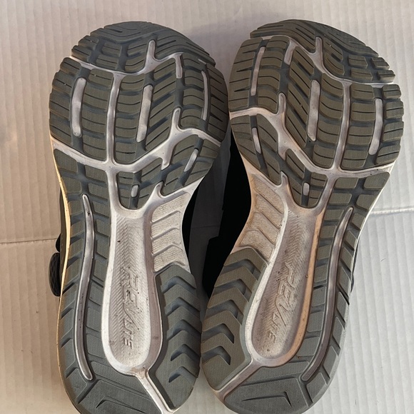 New Balance Black Athletic Shoes with Dial Closure - Picture 4 of 6